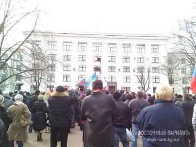 В Луганске захватили здание ОГА и подняли над ним флаг России: опубликованы фото