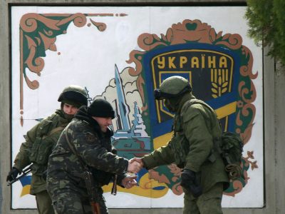 Украинский военный (посередине) и оккупанты Украинский военный (посередине) и оккупанты