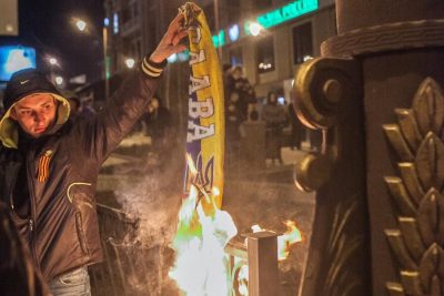 Пророссийские активисты напали на митингующих Пророссийские активисты напали на митингующих