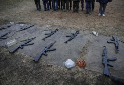 В Симферополе ФСБ  вооружает "калашами" всех желающих