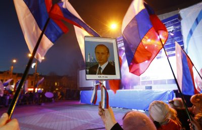 Портрет Путина на акции в Крыму