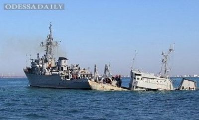 Штурм "Черкасс": захватчики бросили на корабль неизвестное вещество, может взорваться в любой момент