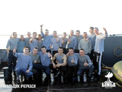 Российские оккупанты штурмуют тральщик "Черкассы": слышны стрельба и взрывы