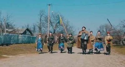 "Лисапетный батальон" в камуфляже и с вилами в руках встал на защиту страны
