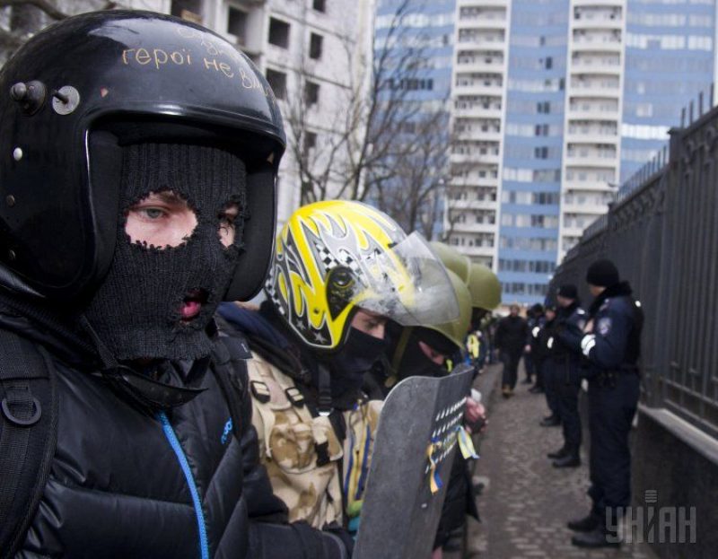 Под крики "Слава Украине!" в Одессе сожгли чучело Януковича, опубликованы фото