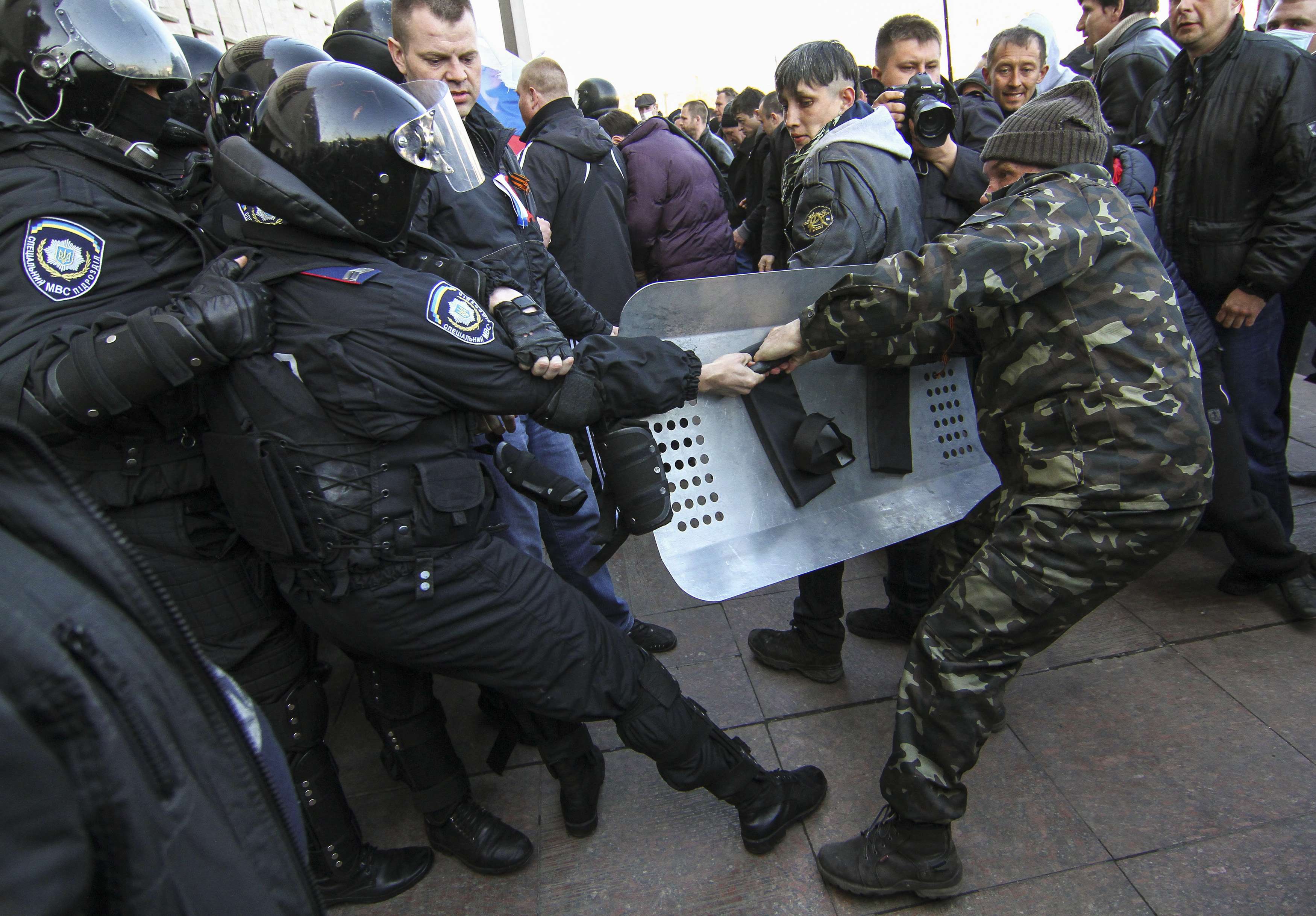 Апреля 2014 года. Протесты на Юго-востоке Украины 2014. Протесты на Юго-востоке Украины. Захват ОГА В Донецке 2014 год.