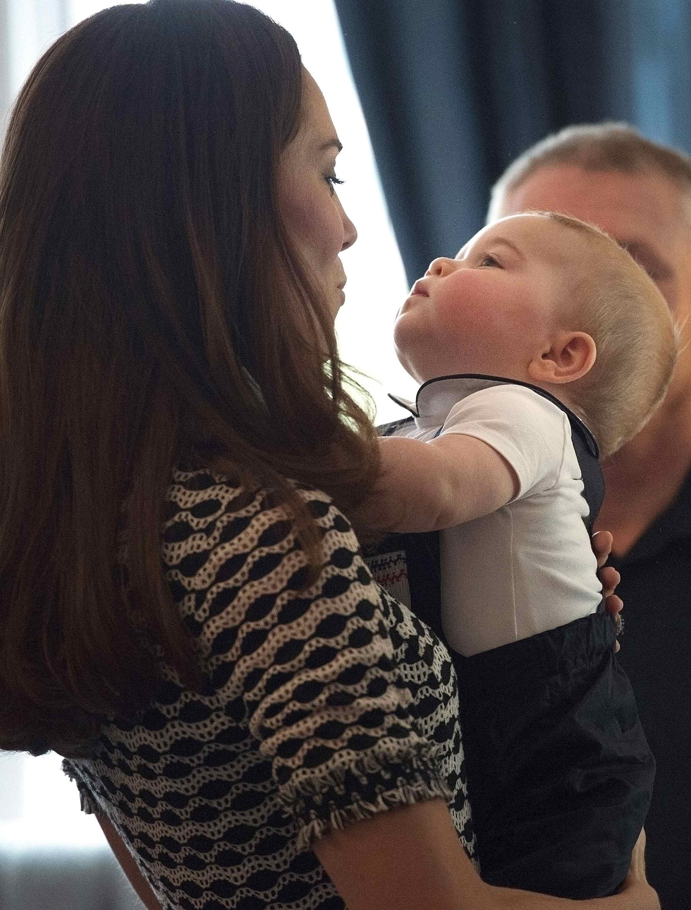 Принц Джордж дергал за волосы Кейт Миддлтон на встрече в Веллингтоне: опубликованы фото