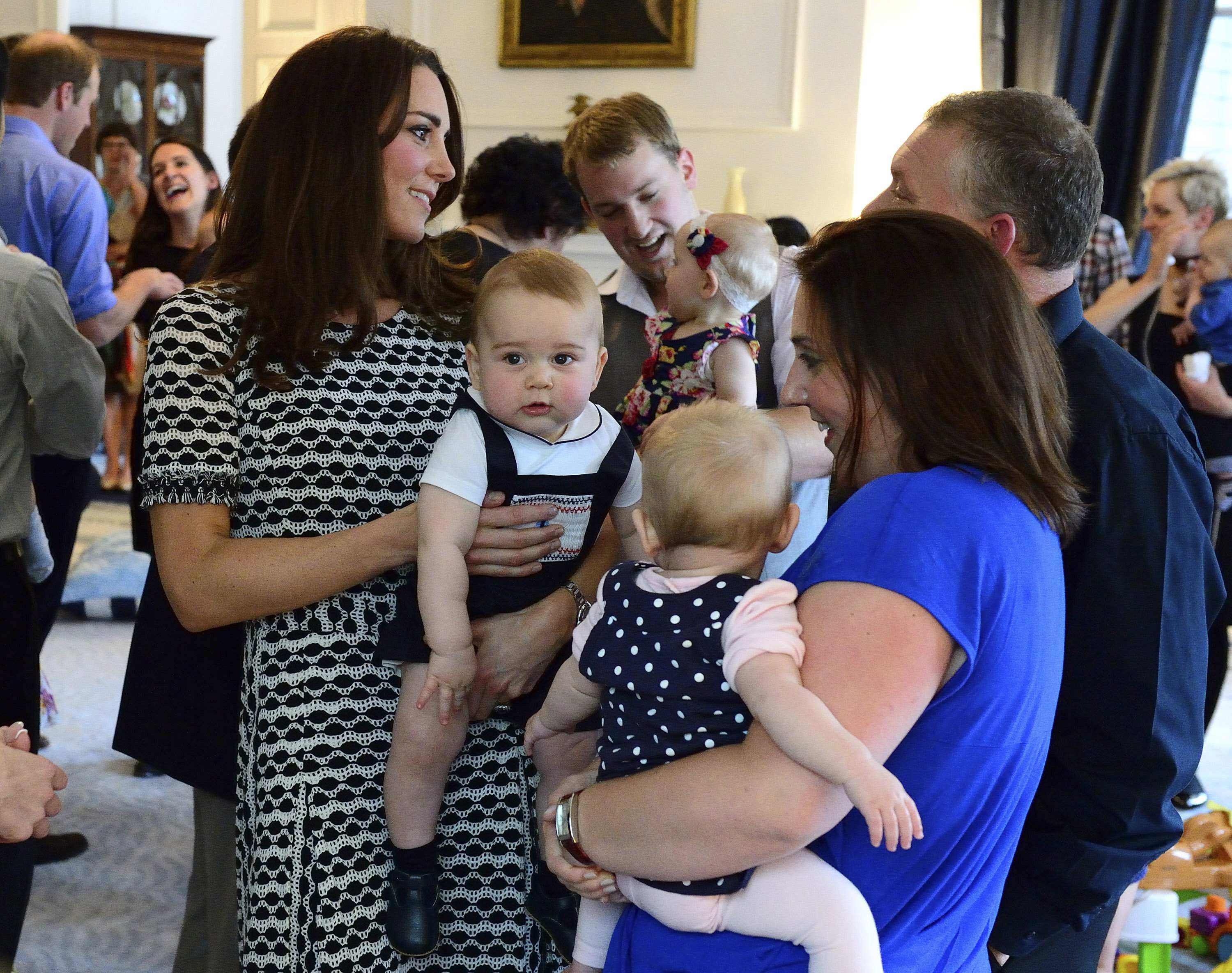 Принц Джордж дергал за волосы Кейт Миддлтон на встрече в Веллингтоне: опубликованы фото