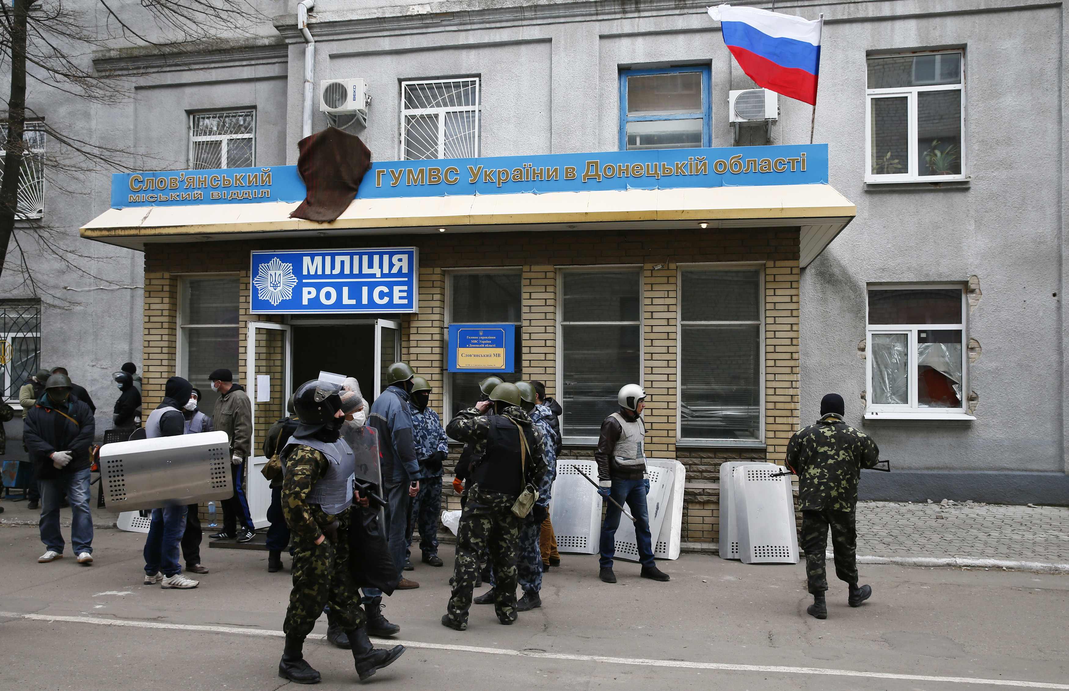 Террористы в Славянске захватили СБУ и возводят баррикады: опубликованы фото и видео