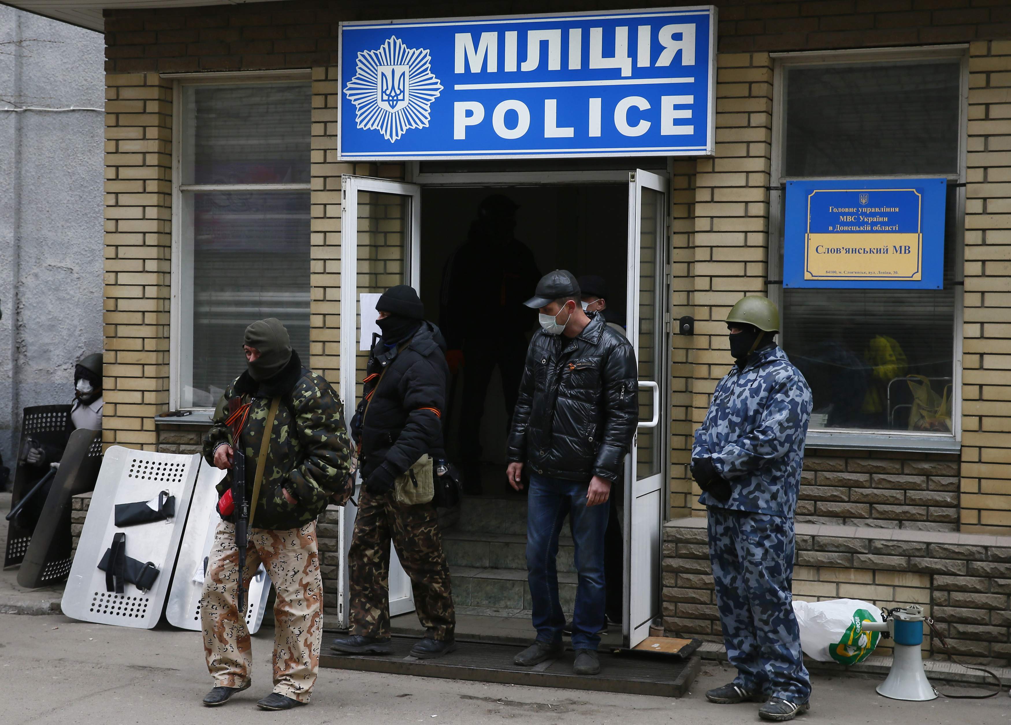 Террористы в Славянске захватили СБУ и возводят баррикады: опубликованы фото и видео