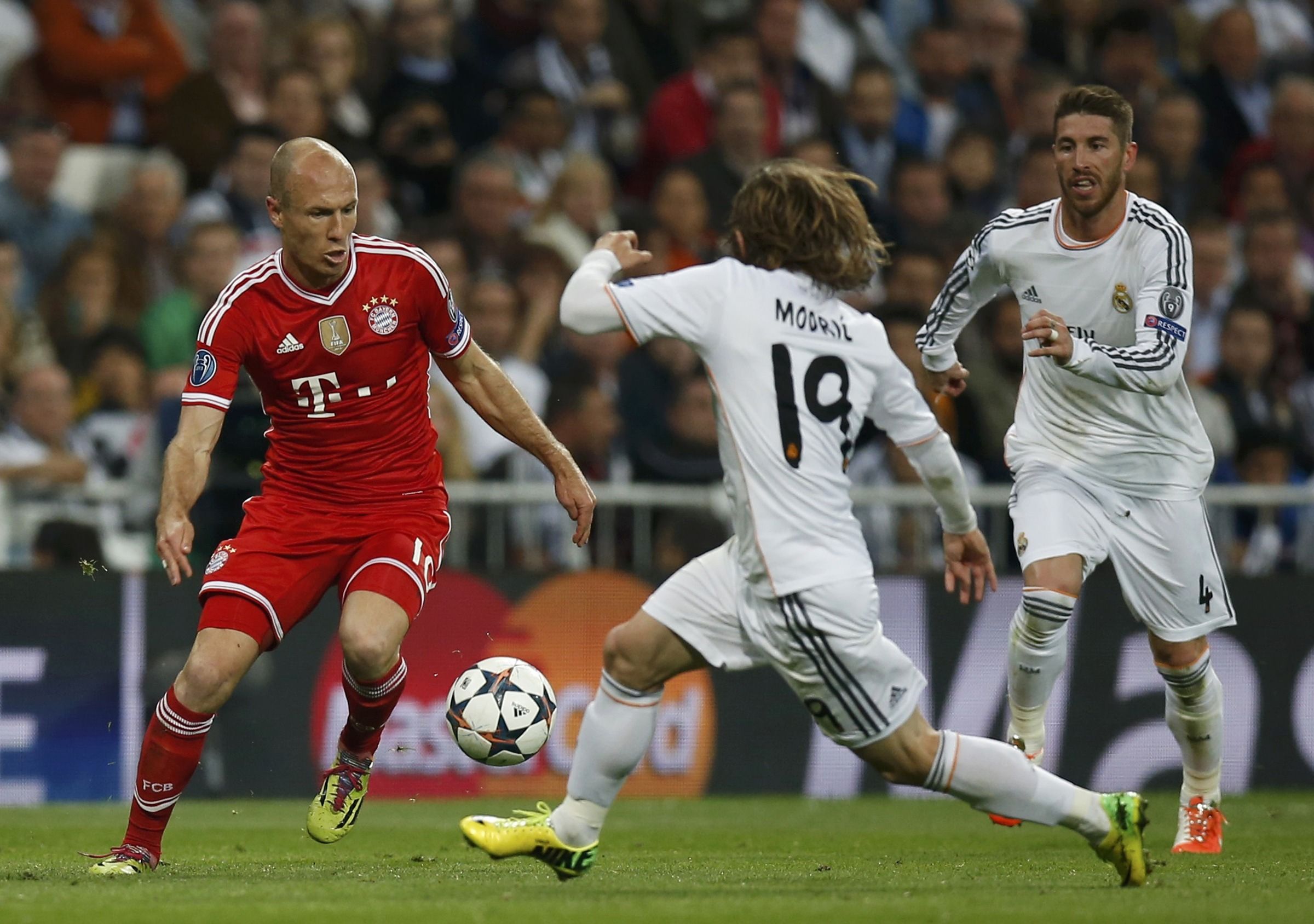 Bayern vs real madrid live. Бавария Роббен 2010. "Арьен Роббен футболист Реал Мадрид". Реал Мадрид против Баварии. Роббен в реале.
