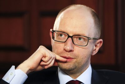 Яценюку трудно развивать экономику, если на границе сотни российских танков