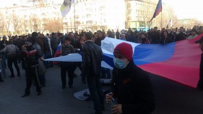 В Донецке сепаратисты захватили ОГА: в здание бросили гранату, а милиция подогнала водомет
