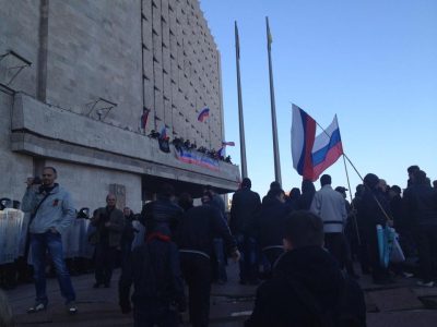 В Донецке сепаратисты подняли флаг России над захваченной ОГА: онлайн-трансляция штурма