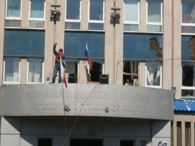 В Луганске сепаратисты выпускают заложников: вышли еще 5
