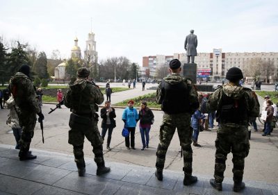 Боевики на крыльце захваченной мэрии Славянска, 14 апреля 2014 года Боевики на крыльце захваченной мэрии Славянска, 14 апреля 2014 года