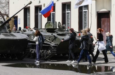 Славянск: БТР под флагом РФ Славянск: БТР под флагом РФ