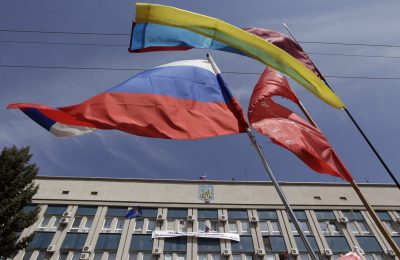 Захваченное здание СБУ в Луганске Захваченное здание СБУ в Луганске
