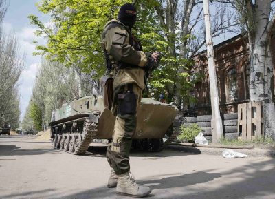 Россия нарастила войска возле границ Украины и угрожает "защищать" своих граждан