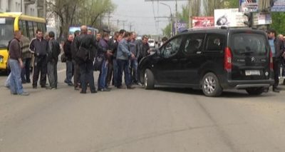 В Краснодоне появились блок-посты, на которых дежурят журналисты российских каналов