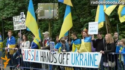 В Бельгии студенты пикетировали посольство России: руки прочь от Украины