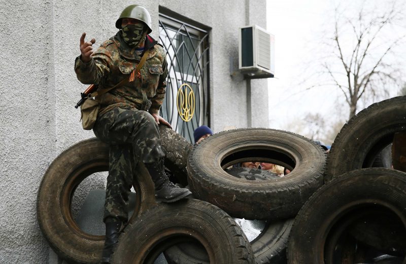 В Енакиево сепаратисты запустили страшилку о "Правом секторе" и забаррикадировались в горсовете