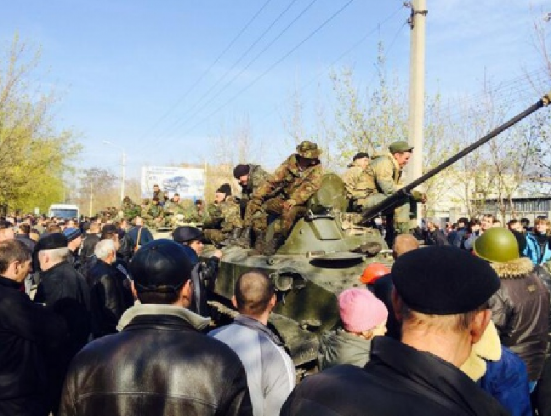 Военные ввели технику в Краматорск, ее блокируют: опубликованы фото