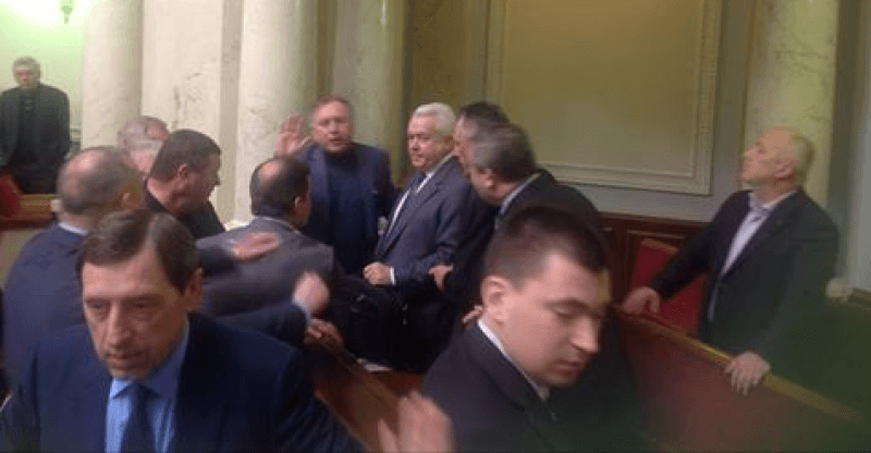 Регионала Олейника выгнали из сессионного зала Рады: опубликованы фото