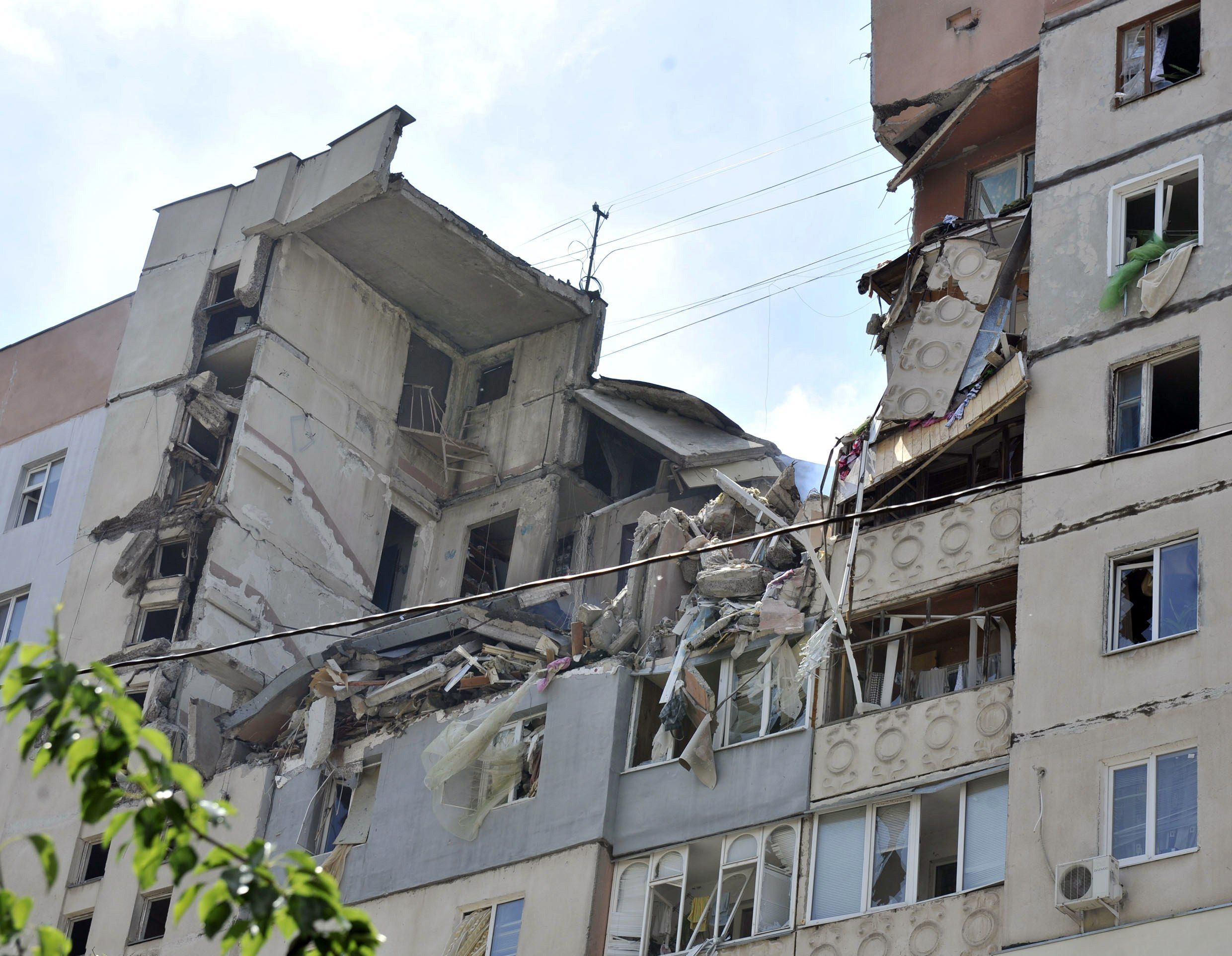 Разрушенный взрывом дом. Разрушенный многоквартирный дом. Разрушенные дома в Украине. Слабые разрушения зданий. Разрушенный многоквартирный дом в Донецке.