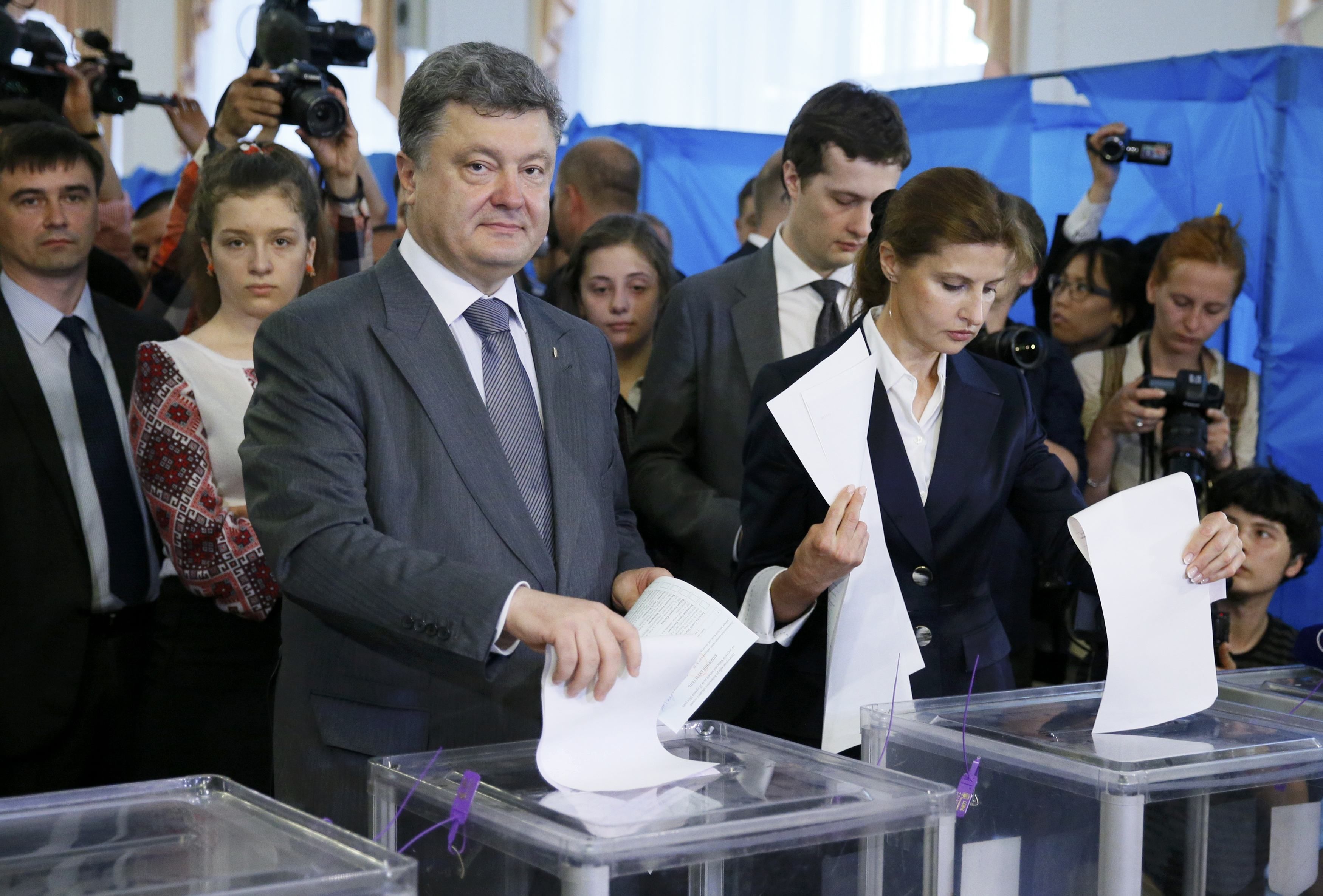 Петр Порошенко на избирательном участке Петр Порошенко на избирательном участке