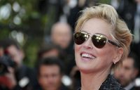 Шерон Стоун уже не та: актриса показала рыхлое, едва прикрытое тело у бассейна