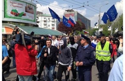 1 мая в Донецке: сепаратисты с криками "Славянск - герой!" перекрыли движение