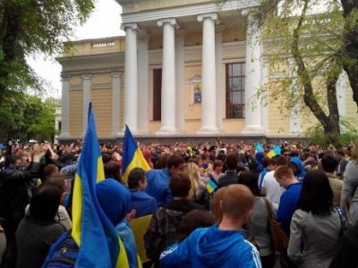 В Одессе проукраинский митинг забросали камнями и дымовыми шашками: онлайн-трансляция