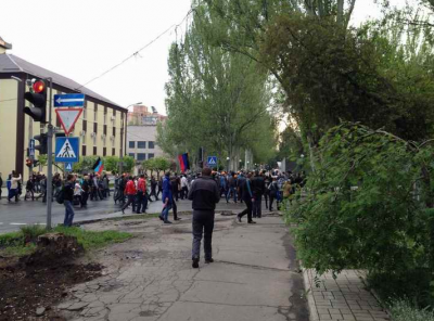В Донецке террористы взяли штурмом управление СБУ: опубликованы фото и видео