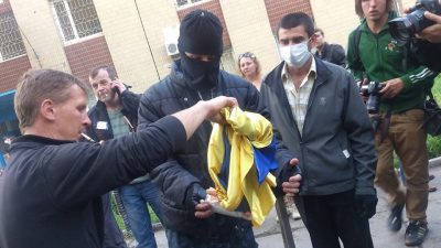 В Донецке экстремисты захватили военную прокуратуру и сожгли флаг Украины