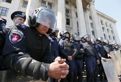 Милиция возле сгоревшего Дома профсоюзов в Одессе Милиция возле сгоревшего Дома профсоюзов в Одессе