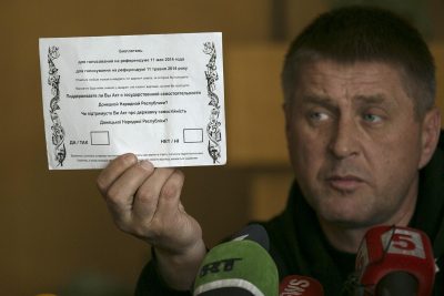 Лидер террористов Славянска Пономарев с бюллетенем для незаконного "референдума"