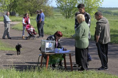 Голосование на улице на Луганщине