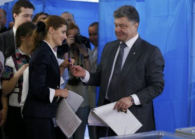 Экзит-полы: Порошенко побеждает уже в первом туре выборов