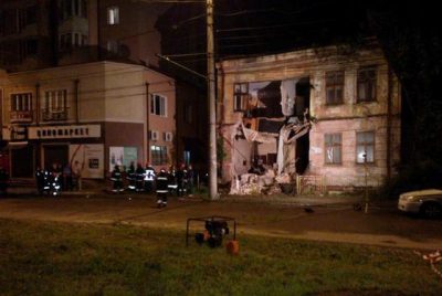 В Тернополе рухнул столетний жилой дом: опубликованы фото и видео с места события