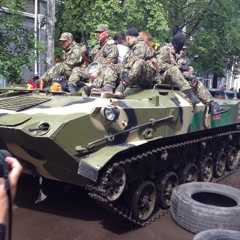 День Победы в Славянске: гимн СССР, речи о ненависти и парад БТР, опубликованы фото