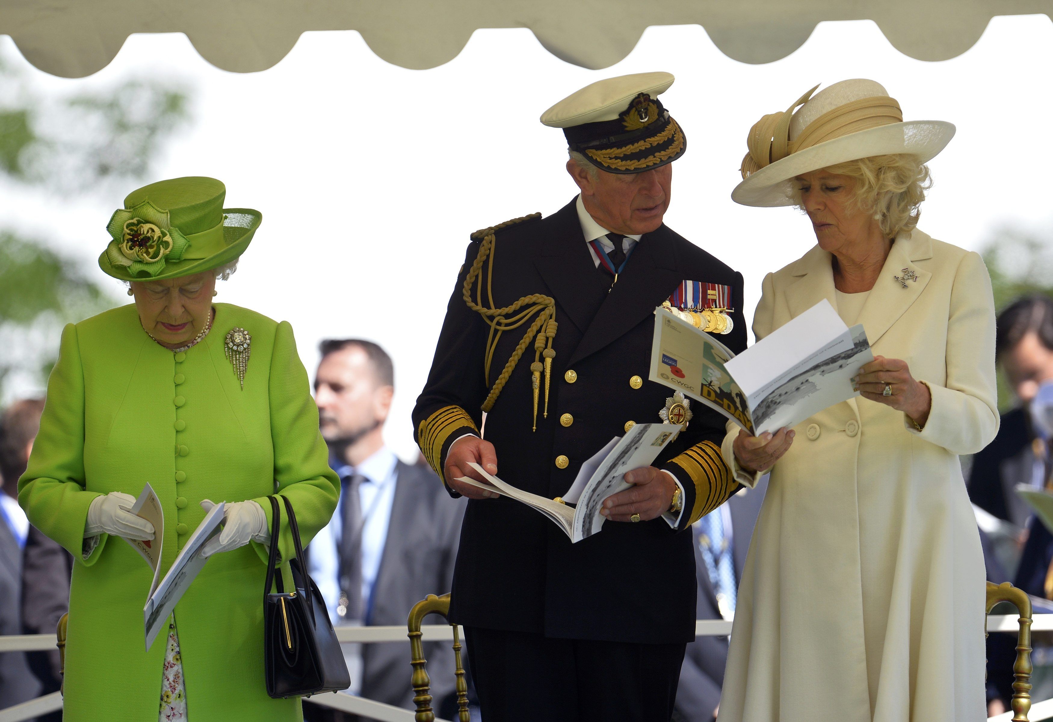 Королева Великобритании Елизавета и принц Чарльз с супругой