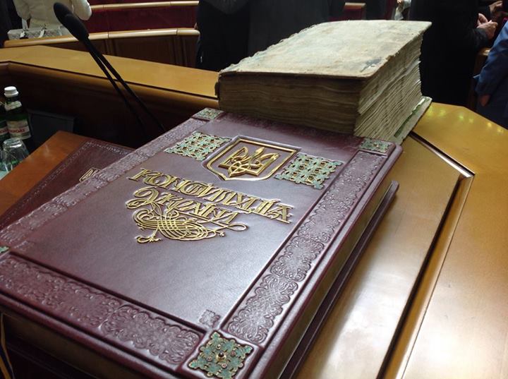 День Конституции в 2019 году: кому достанется дополнительный выходной, а кому нет День Конституции в 2019 году: кому достанется дополнительный выходной, а кому нет