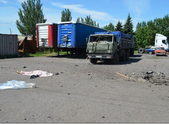Боевики на Донбассе обстреляли из &quot;Градов&quot; овощную базу: есть погибшие, опубликованы фото и видео