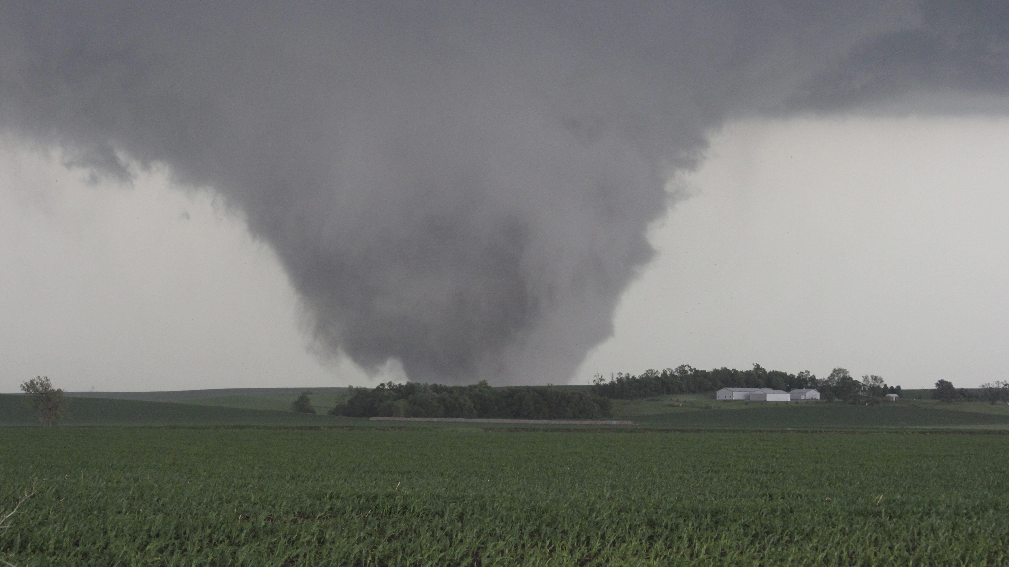 Tornadoes are very. Ураган в Небраске. Торнадо в Небраске. Торнадо Небраска США. Гигантский смерч.