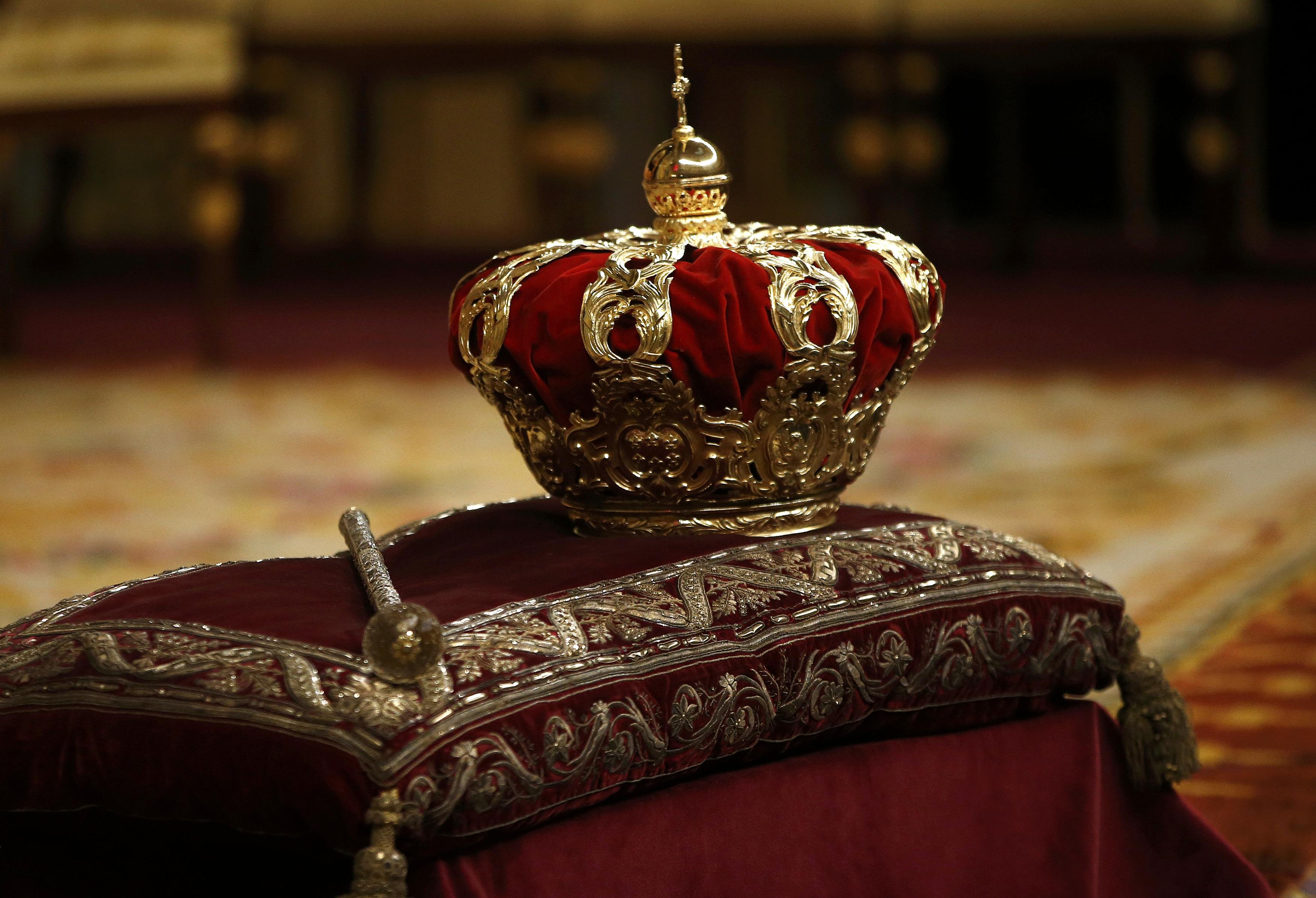 Вступление монарха на престол называют. Корона монарха. Корона короля Испании. Абсолютная монархия корона.