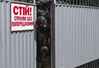 В Донецке боевики захватывают воинские части