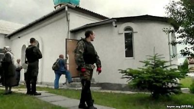 В церкви Киевского патриархата под Симферополем боевики Аксенова ищут "Правый сектор"