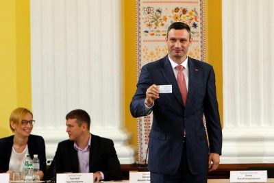 Виталий Кличко с удостоверением мэра Виталий Кличко с удостоверением мэра