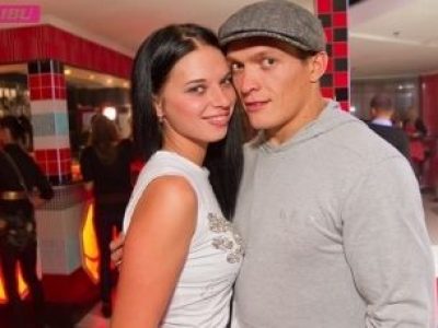 Жена Усика показала сногсшибательную фигуру в микробикини. Фото